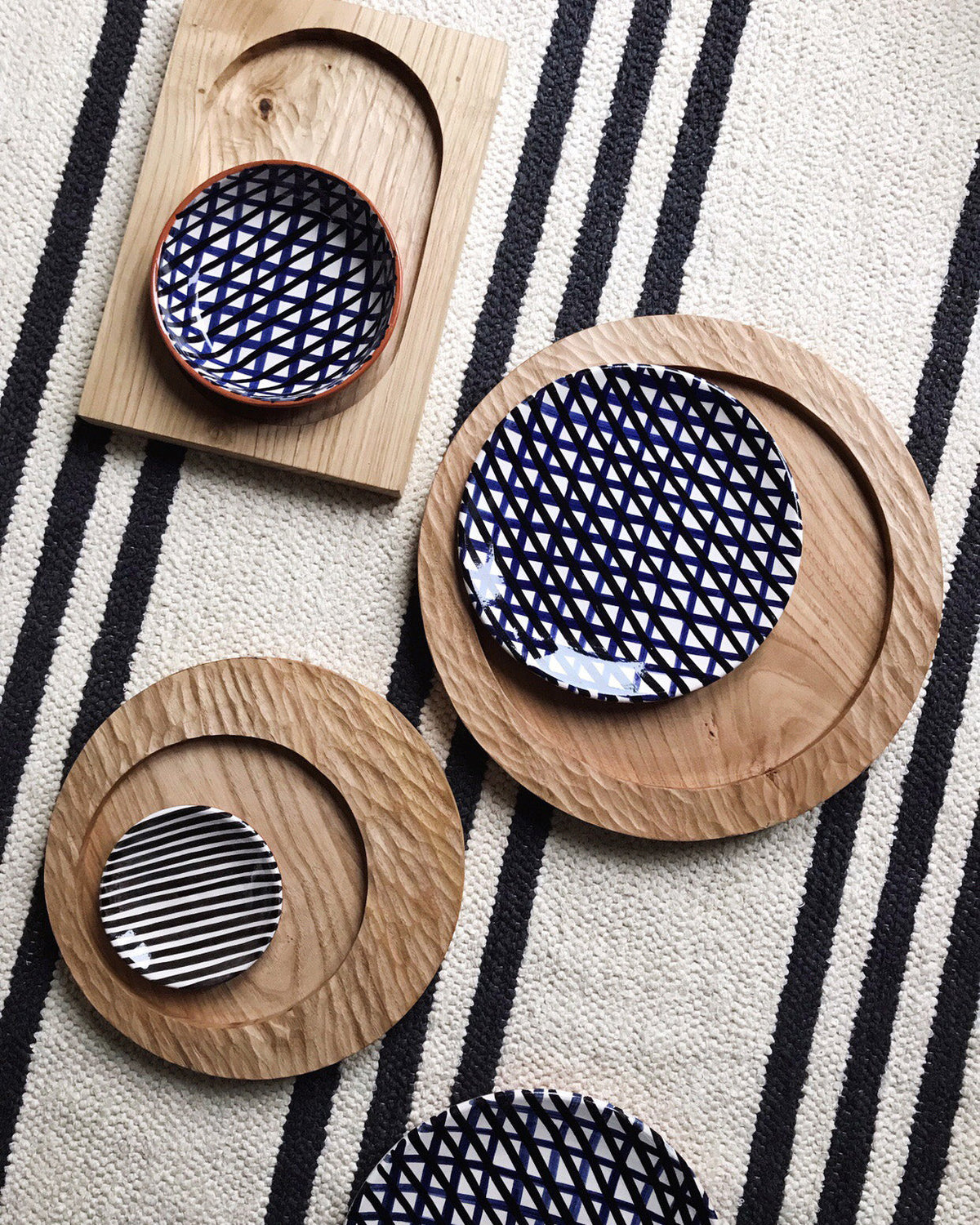 Casa Cubista Carved Wood Circular Tray - Natural