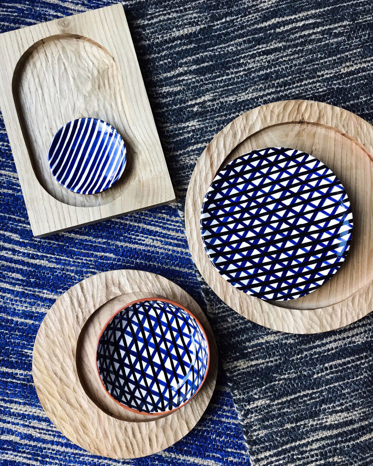 Casa Cubista Carved Wood Circular Tray - Natural