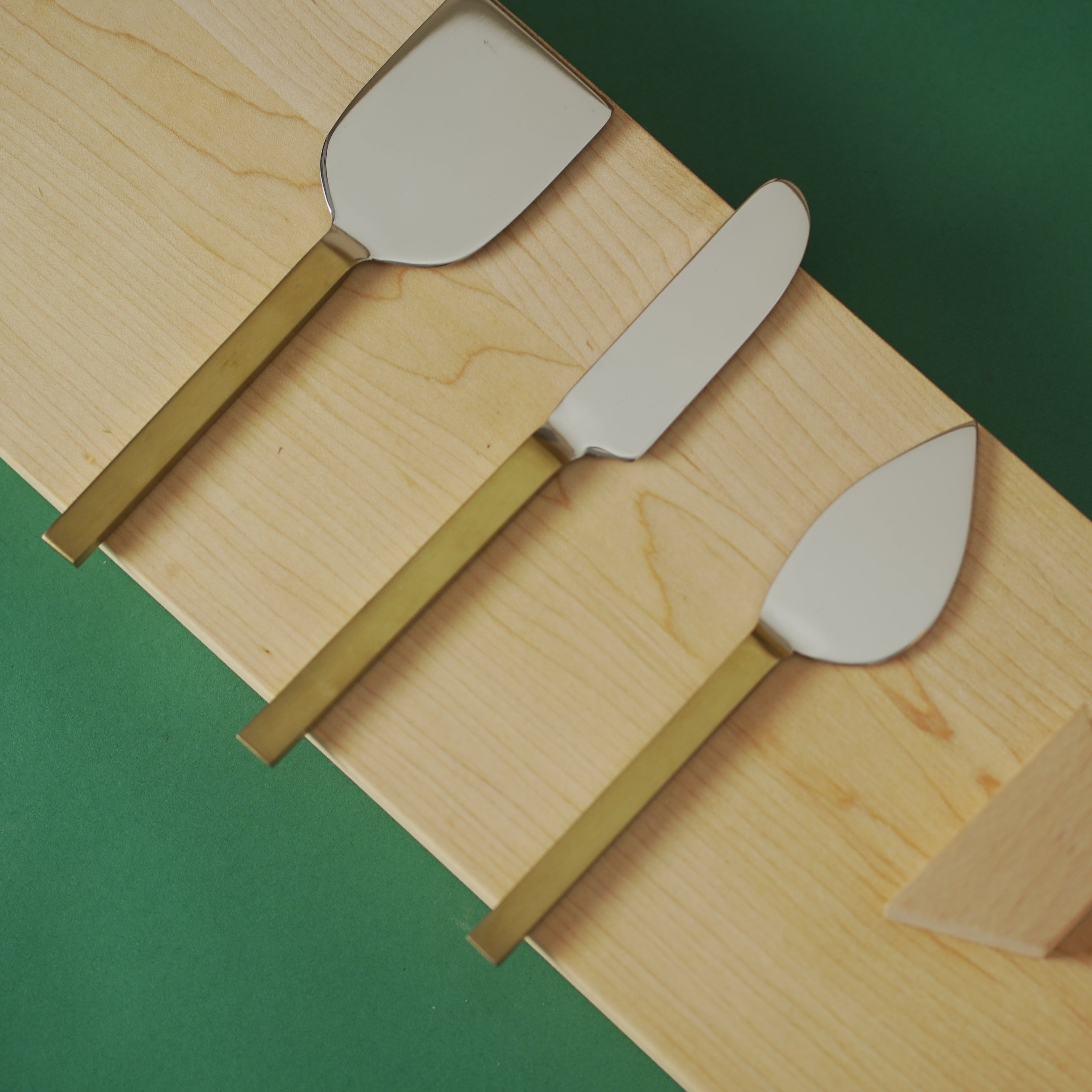 BUNDLE OF 1 HEATH Maple serving &  SET OF 3 SIMPLE CHEESE KNIVES